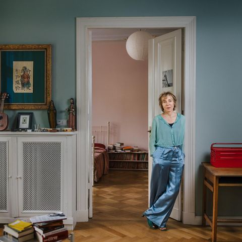 Elke Schmitter in ihrer Wohnung