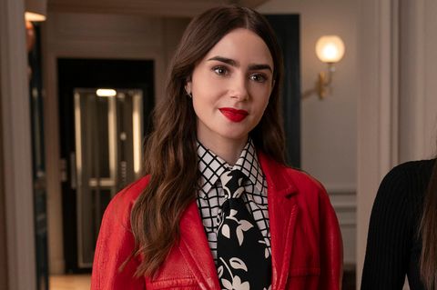 Lily Collins als Emily in einem roten Blazer