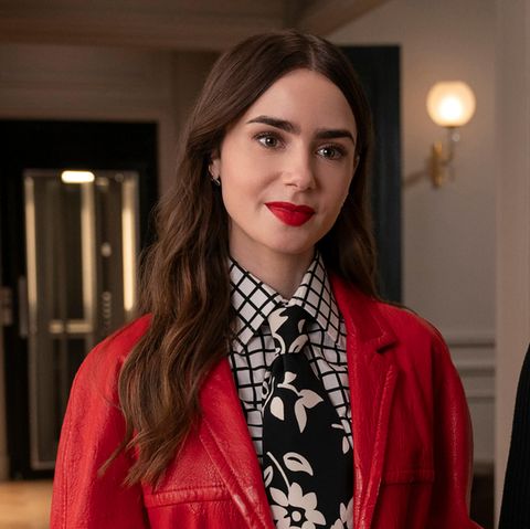 Lily Collins als Emily in einem roten Blazer