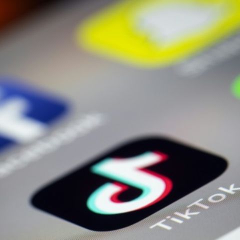 Logos von Tiktok, Facebook und anderen