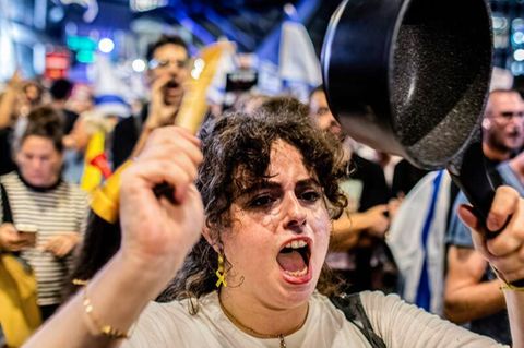 Benjamin Netanjahu: Täglich demonstrieren Israelis, wie hier in Tel Aviv, für ein Abkommen mit der Hamas