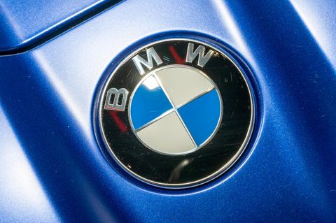 Das Logo von BMW auf einem Fahrzeug