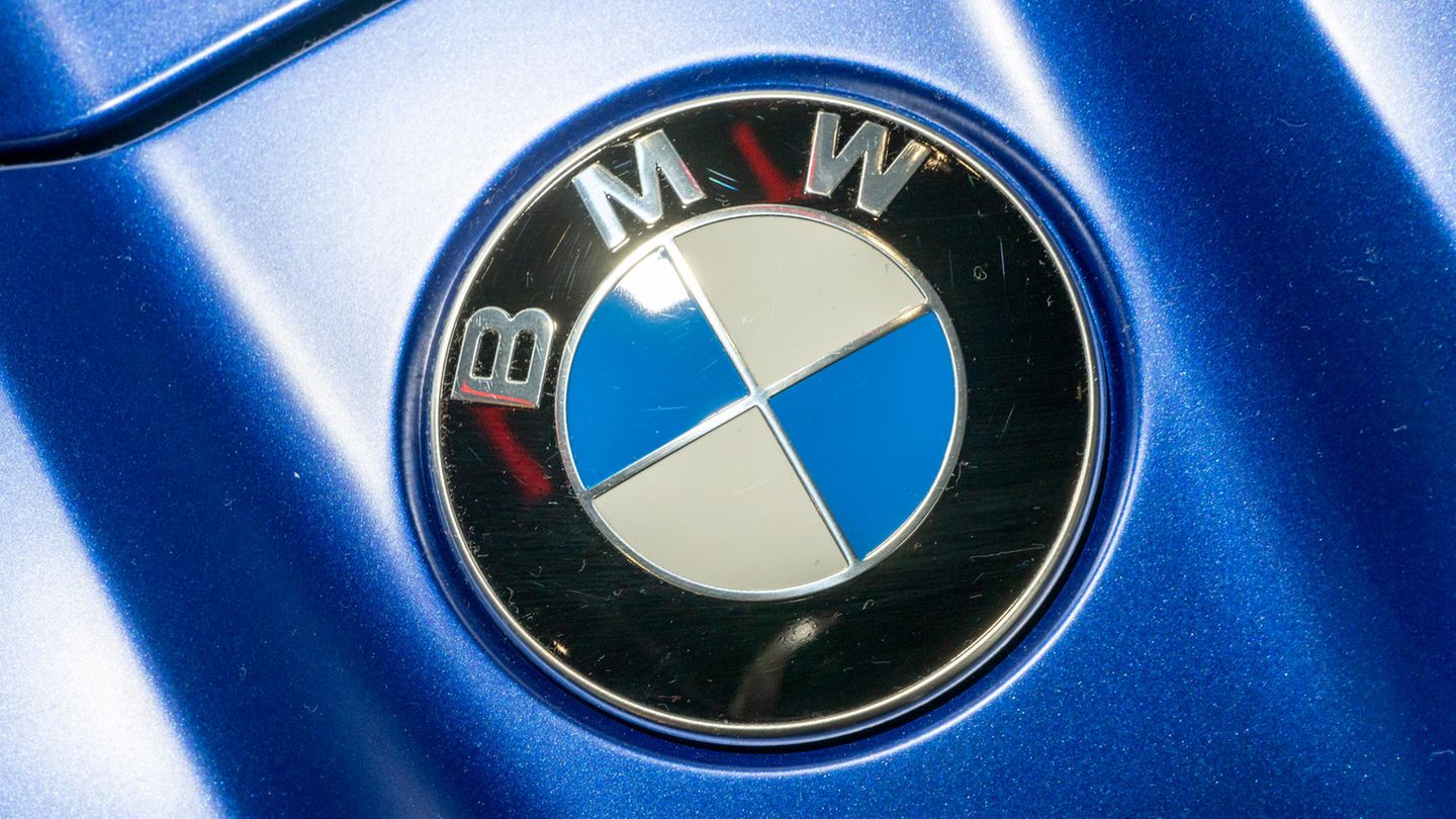 Das Logo von BMW auf einem Fahrzeug