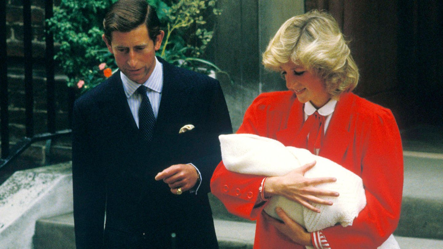 Charles und Diana mit Harry vor dem Lindo-Flügel