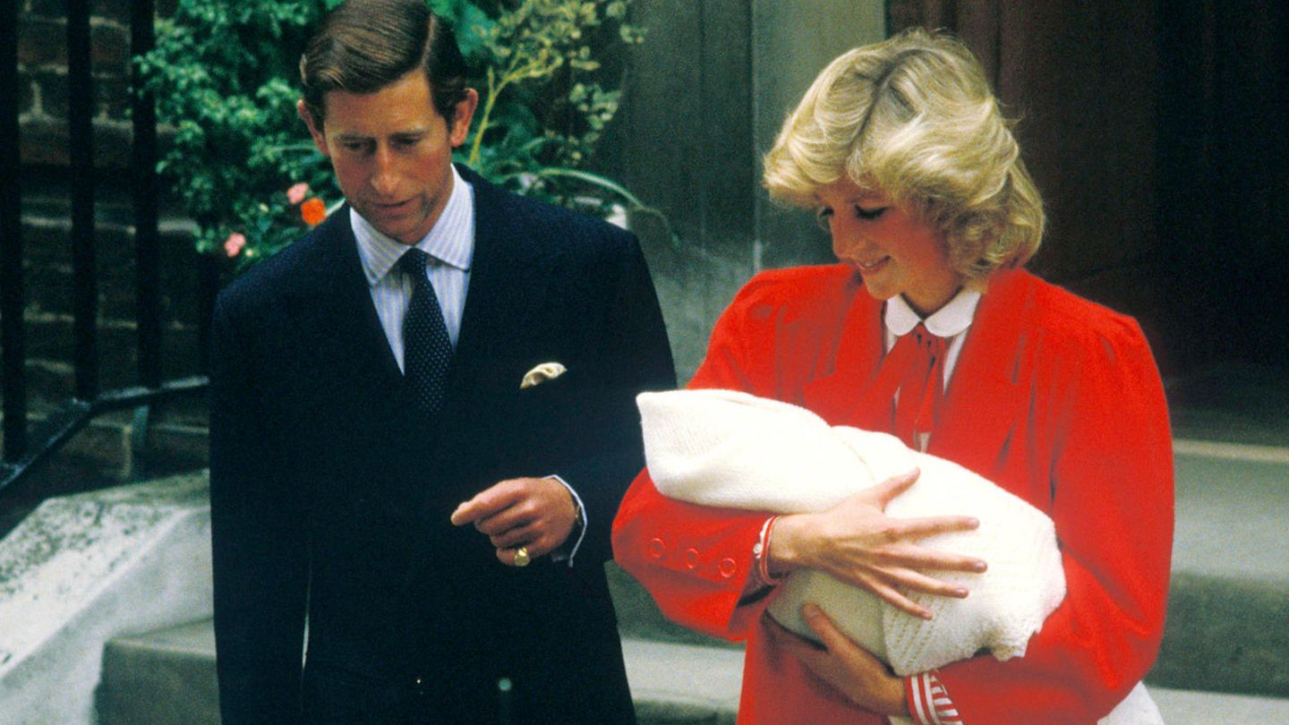 Charles und Diana mit Harry vor dem Lindo Wing Charles und Diana mit Harry vor dem Lindo Wing