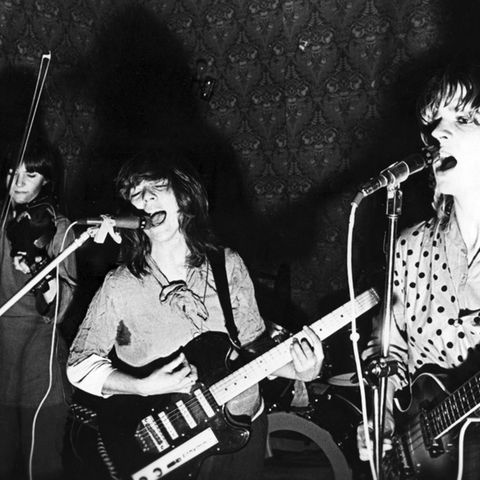 Die Frauenpunkband "The Raincoats" live auf der Bühne