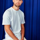 Seit gut zwei Jahren ist Aaron Single – lang genug, findet der 31-Jährige. Das Abenteuer Bachelorette tritt er an, um im besten Fall auf die Frau zu treffen, mit der er sich den Traum einer eigenen Familie erfüllen kann. Drei bis vier Kinder dürfen es schon gern sein. Er selbst hatte es nicht immer leicht, war als Jugendlicher drei Jahre im Heim. Eine Zeit, die ihn geprägt hat. Heute arbeitet der Berliner selbst im sozialen Bereich, ist happy mit dem Weg, den er gegangen ist. Für das perfekte Glück fehlt nur noch die Richtige an seiner Seite. Wie sie sein sollte? "Offen, warmherzig, loyal. Optisch könnte sie eine 10/10 sein – wenn man nicht harmoniert und keine ähnlichen Vorstellungen vom Leben hat, nützt das beste Aussehen nichts."