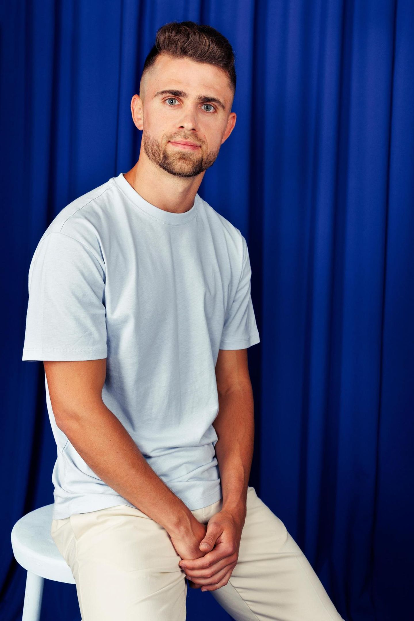 Aaron, 31, Sozialarbeiter aus Berlin Seit gut zwei Jahren ist Aaron Single – lang genug, findet der 31-Jährige. Das Abenteuer Bachelorette tritt er an, um im besten Fall auf die Frau zu treffen, mit der er sich den Traum einer eigenen Familie erfüllen kann. Drei bis vier Kinder dürfen es schon gern sein. Er selbst hatte es nicht immer leicht, war als Jugendlicher drei Jahre im Heim. Eine Zeit, die ihn geprägt hat. Heute arbeitet der Berliner selbst im sozialen Bereich, ist happy mit dem Weg, den er gegangen ist. Für das perfekte Glück fehlt nur noch die Richtige an seiner Seite. Wie sie sein sollte? "Offen, warmherzig, loyal. Optisch könnte sie eine 10/10 sein – wenn man nicht harmoniert und keine ähnlichen Vorstellungen vom Leben hat, nützt das beste Aussehen nichts."