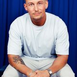 Eine richtige Beziehung hatte Bennett bisher nicht. Das eine oder andere Techtelmechtel – klar, aber eine Frau, die sein Herz im Sturm erobert hat, war noch nicht dabei. Genau deshalb begibt er sich jetzt auf Liebesreise nach Thailand, denn: "Ich will keine Chance ungenutzt lassen", so der 27-jährige Familienmensch. Oma und Opa sind die beiden wichtigsten Menschen in seinem Leben, im besten Fall sollen die zwei auch noch ihre Urenkel kennenlernen. Humor, Ehrlichkeit, dunkle Haare und hellen Augen – das beschreibt Bennetts Traumfrau ganz gut. Einen Flirttrick, um die Bachelorette um den Finger zu wickeln, hat er nicht: "Ich lasse mich da meist spontan inspirieren und meistens funktioniert es."