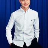 Einfach mal etwas wagen, um hinterher nichts zu bereuen. Das ist Fabians Motto und Grund genug, sich in das verrückte Dating-Abenteuer "Die Bachelorette" zu stürzen. Sein erklärtes Ziel: die große Liebe finden. Nach rund zehn Beziehungen und zwei Jahren Singledasein möchte der 33-Jährige endlich ankommen. Ehrlich, reflektiert und nicht zu künstlich sollte seine Traumfrau sein, im Gegenzug will die Frohnatur mit Loyalität und Spontanität überzeugen – und seinen blonden Locken und vollen Lippen. Unter 19 Mitstreiter:innen auch mal die Initiative zu ergreifen, ist für Fabian kein Problem. Seine Flirttaktik: "Einfach auf sie zugehen und Blickkontakt halten."