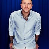 Seit sechs Jahren geht Jan als Single durchs Leben, das soll sich jetzt ändern. In Thailand hofft er auf eine Frau zu treffen, die Ziele im Leben hat und "ein wenig bescheuert ist". Er selbst ist ein durch und durch positiver Mensch, findet für jedes Problem eine Lösung. Jans Lebenslust – ansteckend: "Wenn eine Party langweilig ist, ruft man in der Regel mich an". Dazu ist der Hamburger humorvoll, offen und tiefgründig, Laster? Fallen ihm nicht ein, außer vielleicht: "Ich esse gern Hollandaise-Sauce und kann das auch übertreiben", gesteht der 34-lachend. Inzwischen arbeitet Jan als Feuerwehrmann, hat vorher sieben Jahre als Soldat gedient. Eine Zeit, die ihn geprägt hat: "Ich habe viel Leid gesehen und wusste: Ich muss auch in Zukunft meinen Beitrag leisten."