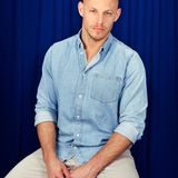 Das Gesicht, die Augen, das Lächeln – darauf fällt Markus´ Blick bei einer Frau als erstes. Vier Jahre ist der 32-Jährige Single und hofft in Thailand auf die Eine zu treffen. Auch beruflich hat der 1,78 m große Athlet sein Glück selbst in die Hand genommen und gefunden: Nach zehn Jahren bei der Polizei, sieben davon in einer Spezialeinheit und einem Beamtenstatus auf Lebenszeit, hat er sich entschieden, alles aufzugeben und seiner Leidenschaft für den Sport nachzugehen: "Ich habe nur ein Leben und habe mich für die Freiheit entschieden". Heute arbeitet er als Prokurist in der Geschäftsführung eines Fitnessstudios und ist als Online Coach selbstständig. Der Baden-Württemberger ist überzeugt: "Mut wird belohnt" und ist zuversichtlich, dass er mit seiner humorvollen Art gute Karten bei der Rosenlady haben wird.