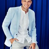 Zehn Beziehungen hatte Max bereits, doch Mrs. Right war bisher nicht dabei. Drei Jahre als Single sind für den 33-Jährigen genug – auf also ins Abenteuer "Die Bachelorette". Warum ausgerechnet er als einer von 20 Kandidat*innen der Richtige für die schöne Rosenlady sein könnte? "Weil ich eine gute Mischung bin. Und die Mischung macht´s ja bekanntlich. Sportlich aber faul, ehrgeizig, aber kein Karrieremensch. Für alles zu haben, aber auf einem gesunden Niveau." Locker, offen und kommunikativ sollte die Bachelorette im besten Fall sein, optisch hat der Bayer kein bestimmtes Beuteschema: "Sie muss einfach das gewisse Etwas haben."