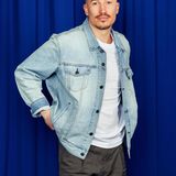 Früher eher der "klassische Nerd", hat Peter in den letzten Jahren eine extreme Transformation hingelegt. Dank viel Sport und mentaler Arbeit ist er heute die beste Version seiner selbst: selbstbewusst und offen für Neues, die Leidenschaft für App Coding ist geblieben. Mal raus aus der Komfortzone – Grund genug für den 36-Jährigen, sich auf eher ungewöhnliche Weise auf Traumfrau-Suche zu begeben. Zwei Jahre ist der Softwareentwickler inzwischen Single, hatte zwei Beziehungen, eine davon inklusive Ehe, aus der eine gemeinsame Tochter hervorging – sein Ein und Alles. Peters Wunsch für die Zukunft: "Mit meiner Traumfrau und hoffentlich weiteren Kindern sesshaft werden und zusammen ein Leben aufbauen." Wie seine Mrs. Right sein sollte? "Eine positive Lebenseinstellung haben, aufgeschlossen und ehrlich im Umgang mit Gefühlen sein."