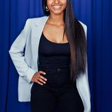 Drei Jahre ist Akosuas erste und letzte Beziehung inzwischen her, sie scheiterte, weil ihr Ex-Freund sie betrog. In ihrer Sexualität möchte sich die Halb-Ghanaerin nicht festlegen, sagt: "Ich verliebe mich in den Charakter einer Person." Dass sie sich auf die abenteuerliche Liebesreise begibt, passt zu ihrem Lebensmotto: „Lieber verrückt das Leben genießen als normal langweilen. "Offen, ehrlich und humorvoll", so beschreibt die 21-Jährige sich selbst. Momentan arbeitet Akosua als Zahnarzthelferin in Hamburg, träumt aber eigentlich davon, ihre Leidenschaft fürs Rappen zum Beruf zu machen. Ein weiterer großer Wunsch: Endlich ihren Herzmenschen finden, mit dem sie gemeinsam durchs Leben gehen kann. Mit der Rosenlady hofft sie auf eine Frau zu treffen, die humorvoll, authentisch und selbstbewusst ist.