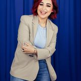 Gesundheitliche Probleme, eine schmerzhafte Trennung – irgendwann kam in Lunas Leben der Punkt, an dem sie sich sagte: "Das kann es nicht gewesen sein, ich muss die Zügel selbst in die Hand nehmen". Gesagt, getan. Heute steht ihr ihre "Lebensverliebtheit", wie sie es selbst nennt, ins Gesicht geschrieben. Als Eventmanagerin für queere Partys hat sie in Wien einen Safe Space für die Community ins Leben gerufen und schafft als Content Creatorin Awareness für Themen, die ihr am Herzen liegen. Ein Platz frei wäre für die Richtige da aber noch. Vielleicht ist es ja die Bachelorette? Gute Chancen hätte die Rosenlady, wenn sie weltoffen, warmherzig und gern etwas forscher und frecher ist. Und: "Ich liebe Düfte – ein gutes Parfum ist die halbe Miete."