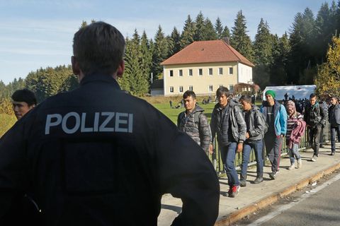 Migranten an der Grenze in der nähe von Wegscheid Deutschland