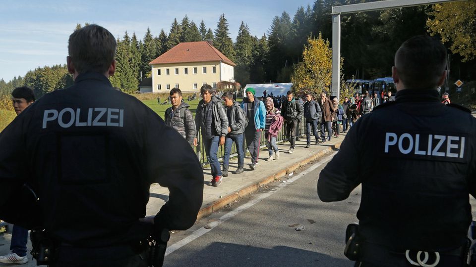 Migranten an der Grenze in der nähe von Wegscheid Deutschland