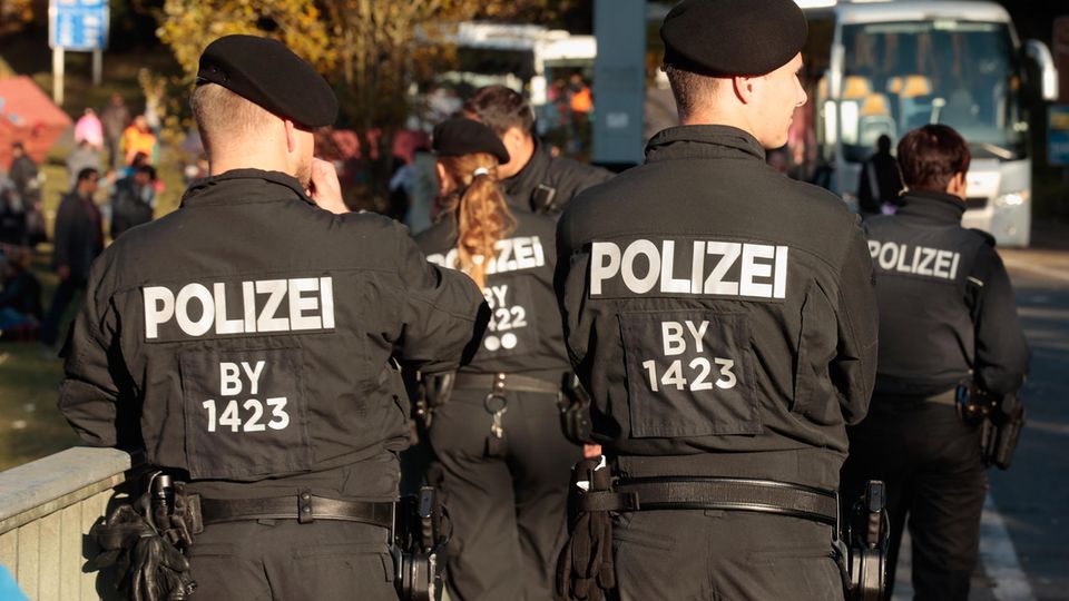 Polizisten bei der Grenzkontrolle in der Nähe von Wegscheid