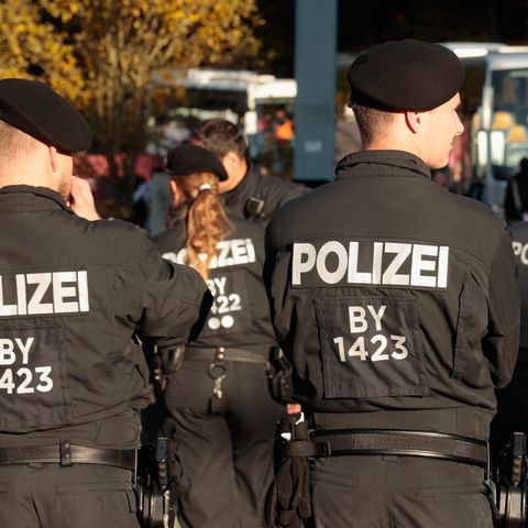 Polizisten bei der Grenzkontrolle in der Nähe von Wegscheid