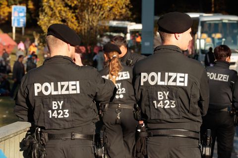 Polizisten bei der Grenzkontrolle in der Nähe von Wegscheid