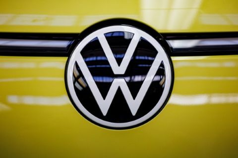 Logo von VW auf einem ID Buzz
