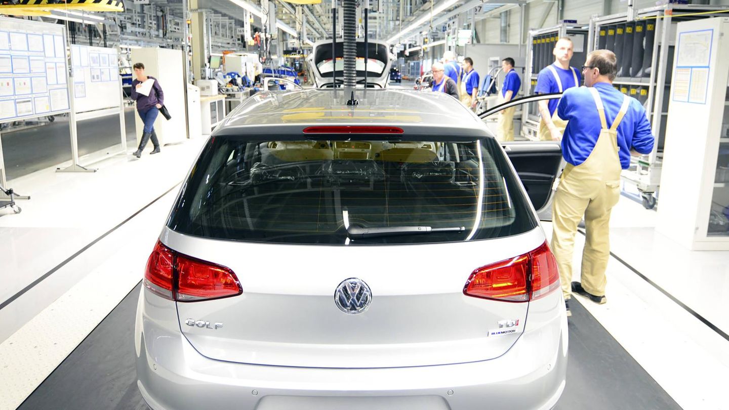 VW worker at the Fertigung des Golfs