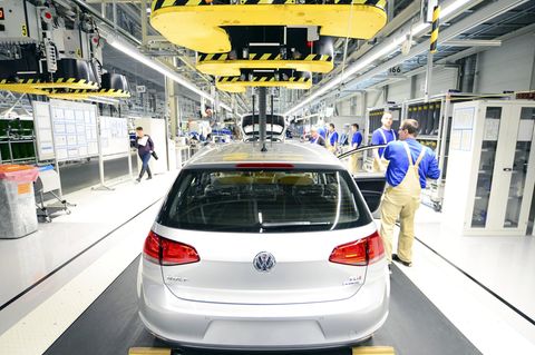 VW-Arbeiter bei der Fertigung des Golfs