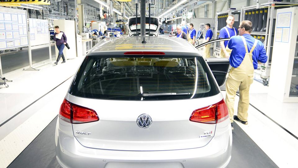 VW-Arbeiter bei der Fertigung des Golfs