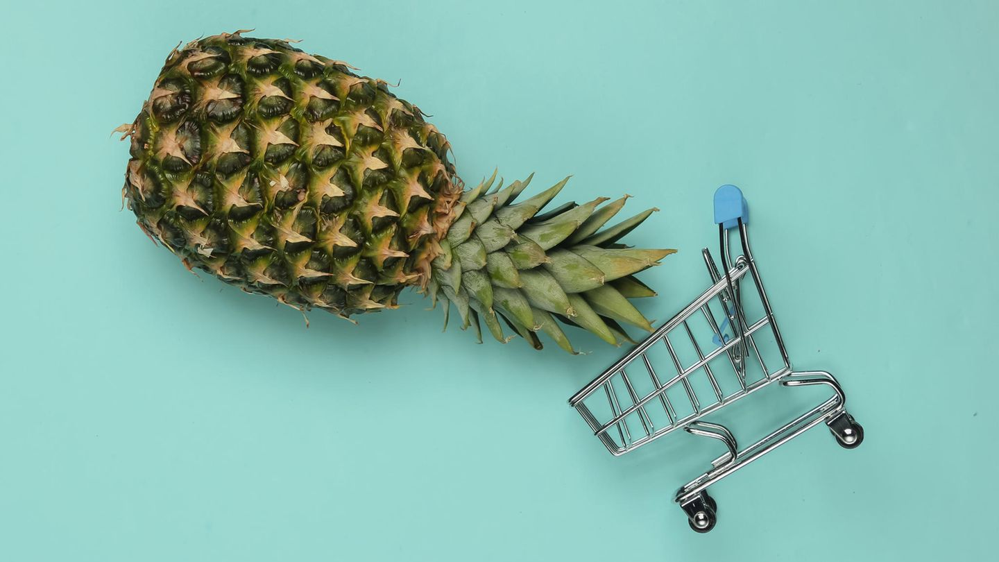 Ananas und Einkaufswagen
