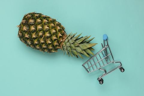 Ananas und Einkaufswagen
