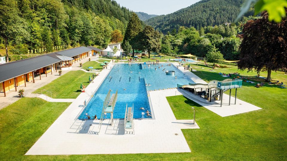 Blick von oben auf das Freibad Hornberg im Schwarzwald