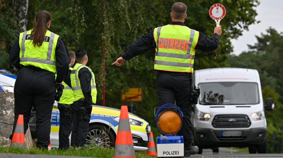 Polizisten stoppen einen Transporter bei einer Straßenkontrolle in Brandenburg, um die Schleuserkriminalität zu bekämpfen