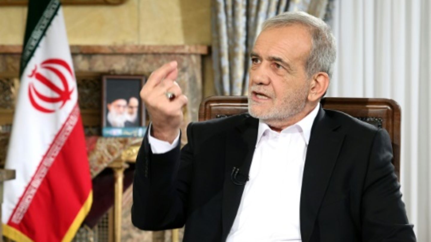 Irans Präsident Peseschkian bei einem Interview Ende August