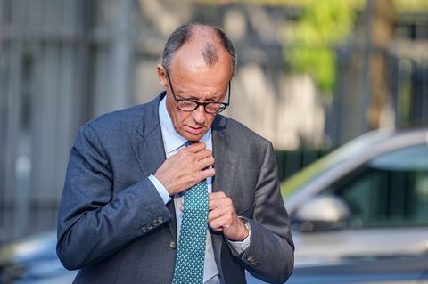Migrationsgipfel: CDU-Chef Friedrich Merz richtet vor dem Statement seine Krawatte