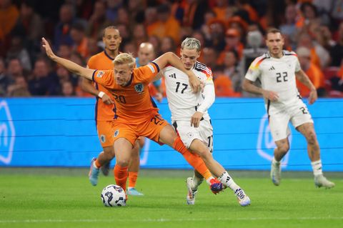 DFB-Elf: Florian Wirtz, hier im Zweikampf mit dem Niederländer Jan-Paul van Hecke, konnte nicht so glänzen wie gegen Ungarn
