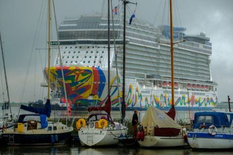 Die "Norwegian Encore" der Meyer Werft auf der Ems 2019