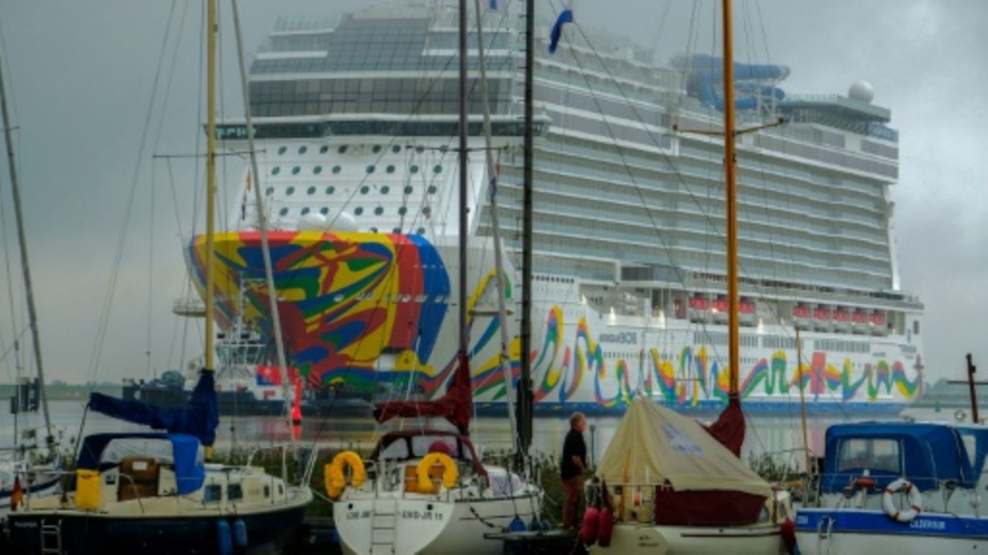Die "Norwegian Encore" der Meyer Werft auf der Ems 2019