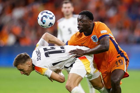 Nico Schlotterbeck von der deutschen Nationalmannschaft gegen Brian Brobbey