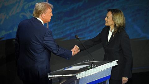 Vor dem Schlagabtausch: Kamala Harris schüttelt Donald Trump die Hand