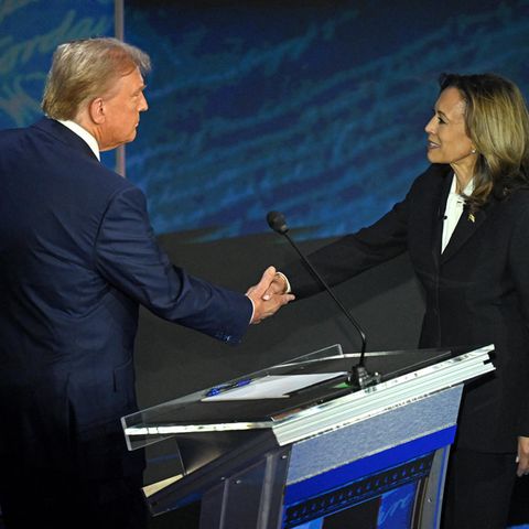 Vor dem Schlagabtausch: Kamala Harris schüttelt Donald Trump die Hand