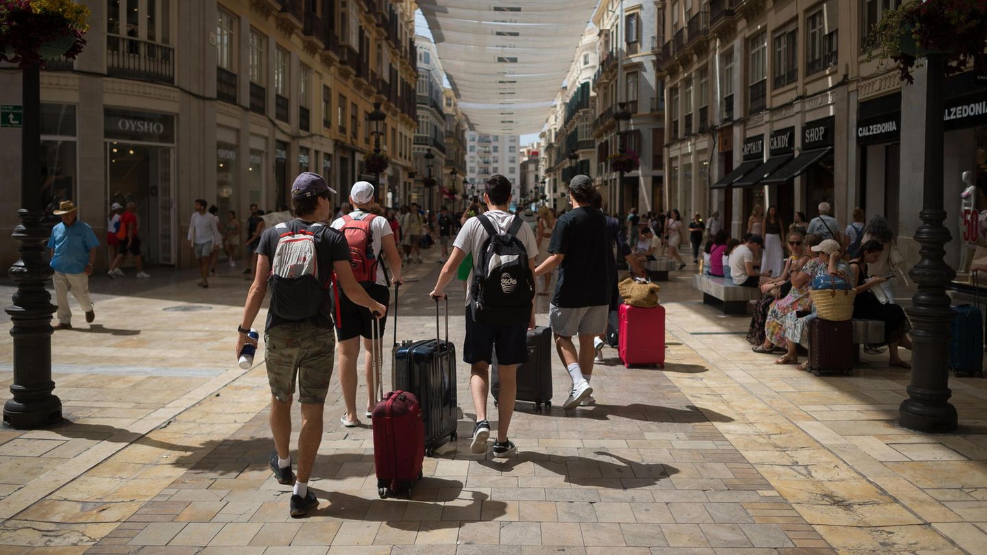 Touristen in den Gassen von Malaga - so weit das Auge reicht