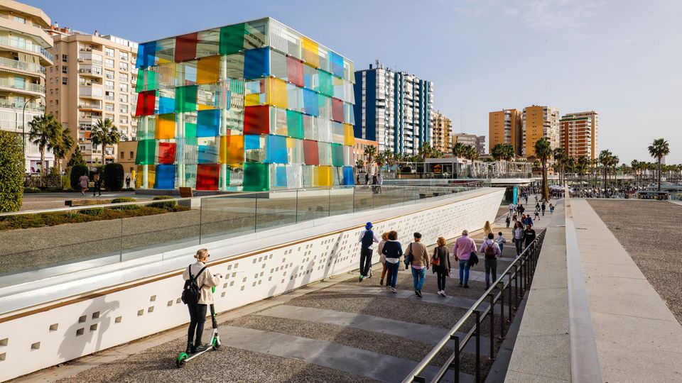 Touristen am Hafen von Malaga