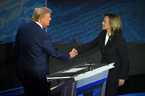 Direkt am Beginn der Debatte ging Kamala Harris auf Donald Trump zu und reichte ihm die Hand. Der frühere Präsident zeigte sich verblüfft. 