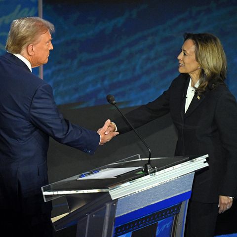 Direkt am Beginn der Debatte ging Kamala Harris auf Donald Trump zu und reichte ihm die Hand. Der frühere Präsident zeigte sich verblüfft. 