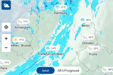 Eine Karte zeigt das Wetter in Deutschland mit Niederschlägen
