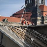 Einsatzkräfte an der Unglücksstelle – im Hintergrund ist die Staatskanzlei zu sehen