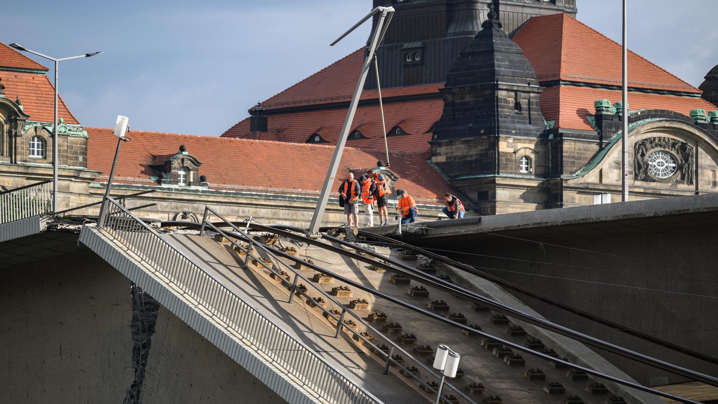 Einsatzkräfte an der Unglücksstelle – im Hintergrund ist die Staatskanzlei zu sehen