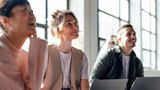 A - Aufstiegsfortbildung  Aufstiegsfortbildung ist eine spezielle Form der beruflichen Weiterbildung, die darauf abzielt, berufliche Qualifikationen zu erwerben, die den Zugang zu höheren Positionen ermöglichen. Beispiele sind der Meister, Fachwirt oder Betriebswirt. Diese Fortbildungen sind in der Regel berufsbegleitend und sollen Fachkräfte auf Führungsaufgaben vorbereiten. Sie werden häufig von der Industrie- und Handelskammer (IHK) oder Handwerkskammern (HWK) angeboten und sind förderfähig durch das sogenannte "Aufstiegs-BAföG".