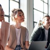 A - Aufstiegsfortbildung  Aufstiegsfortbildung ist eine spezielle Form der beruflichen Weiterbildung, die darauf abzielt, berufliche Qualifikationen zu erwerben, die den Zugang zu höheren Positionen ermöglichen. Beispiele sind der Meister, Fachwirt oder Betriebswirt. Diese Fortbildungen sind in der Regel berufsbegleitend und sollen Fachkräfte auf Führungsaufgaben vorbereiten. Sie werden häufig von der Industrie- und Handelskammer (IHK) oder Handwerkskammern (HWK) angeboten und sind förderfähig durch das sogenannte "Aufstiegs-BAföG".